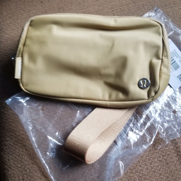 Lululemon Everywhere Belt Bag - Picture 4 of 10